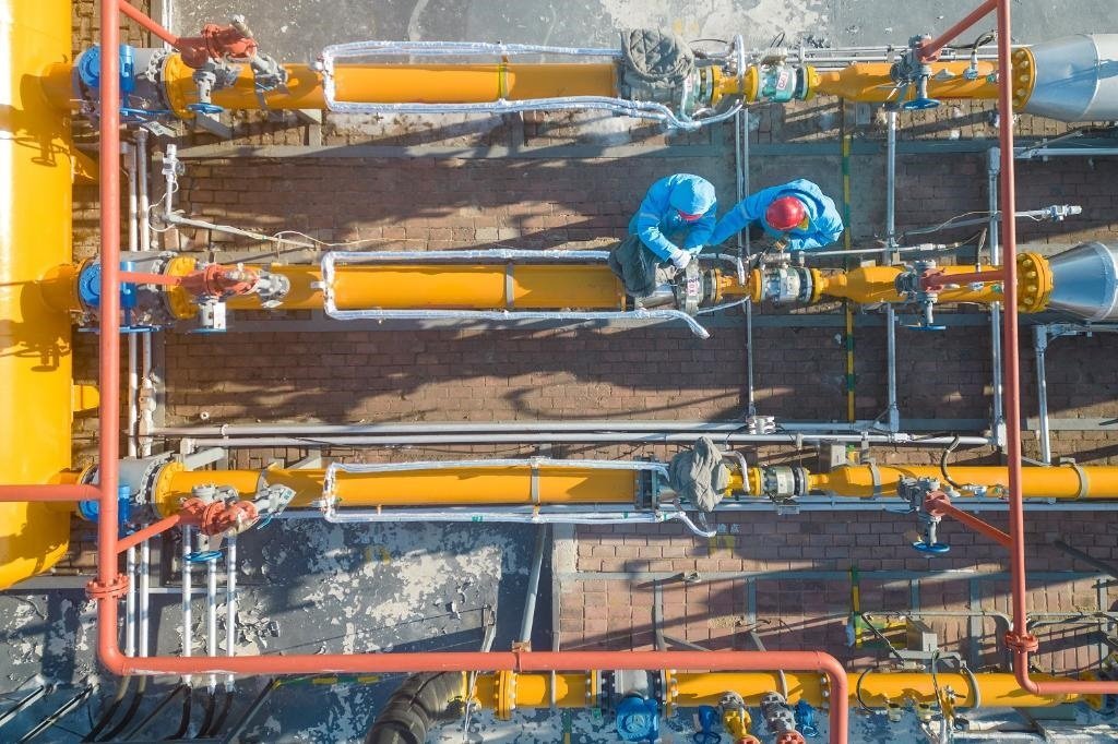 12月17日，黑龍江省哈爾濱市中慶燃?xì)庥邢挢?zé)任公司成高子門站的工作人員在進(jìn)行設(shè)備巡檢，保障燃?xì)夤?yīng)（無人機(jī)照片）。 新華社記者 張濤 攝