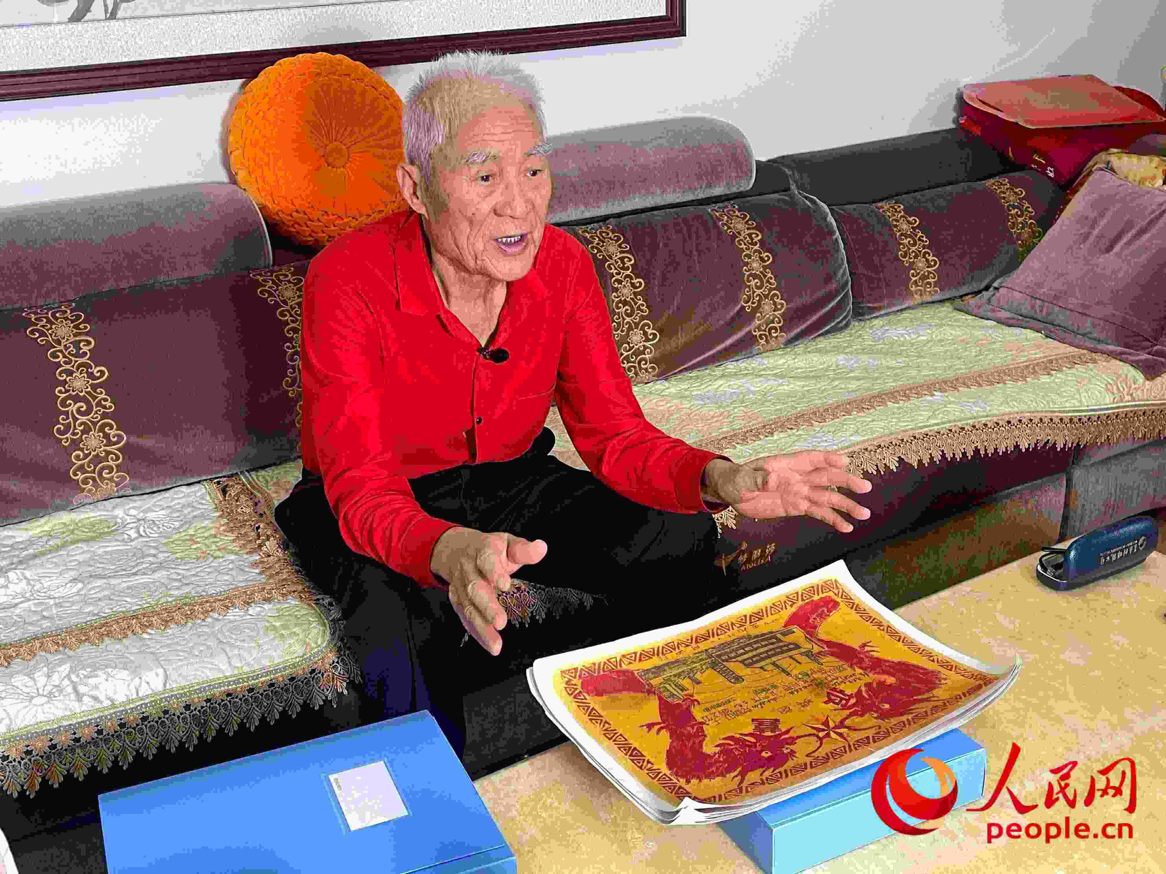 馬太生向采訪團講述自己獲得獎狀的經(jīng)歷。人民網(wǎng) 周靜圓攝