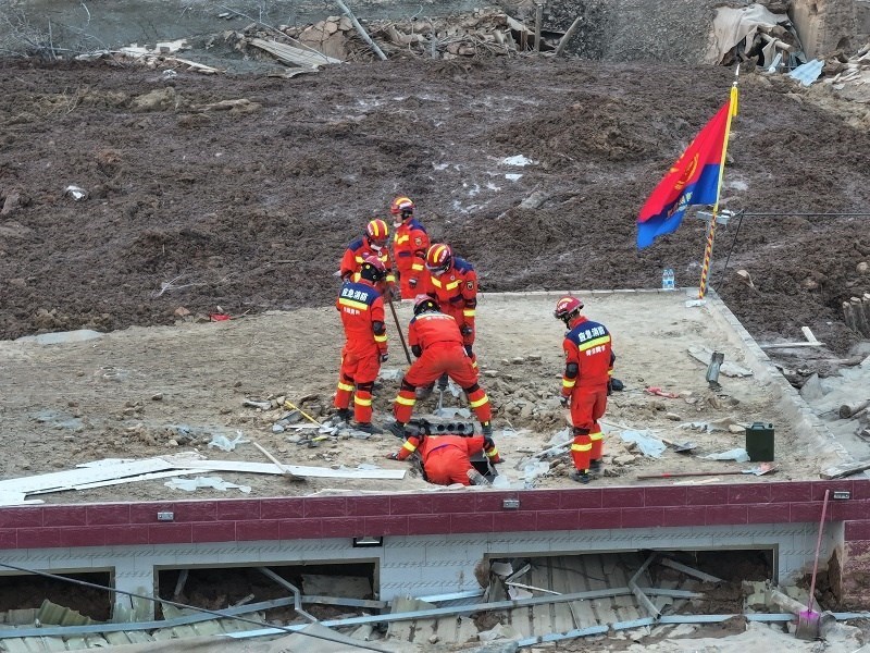 救援人員在現(xiàn)場。賀勇攝。