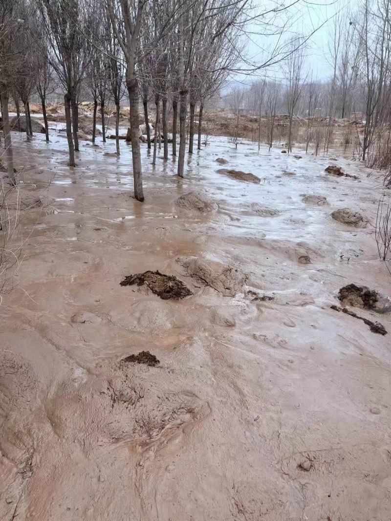 次生災(zāi)害襲擊過的村落。喬棟攝。