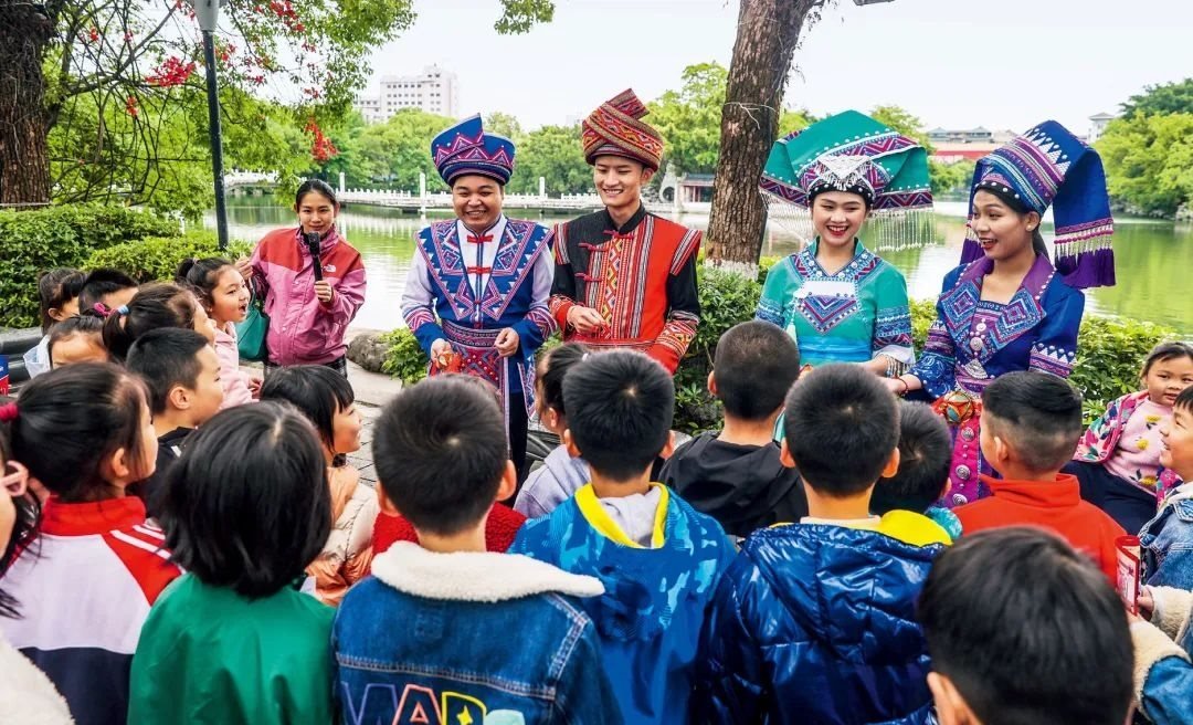 2023年4月25日，廣西桂林，“網(wǎng)絡(luò)法治宣傳一條街”在榕湖景區(qū)古南門“開街”，身穿民族服裝的工作人員演唱山歌向青少年普及網(wǎng)絡(luò)法治知識。