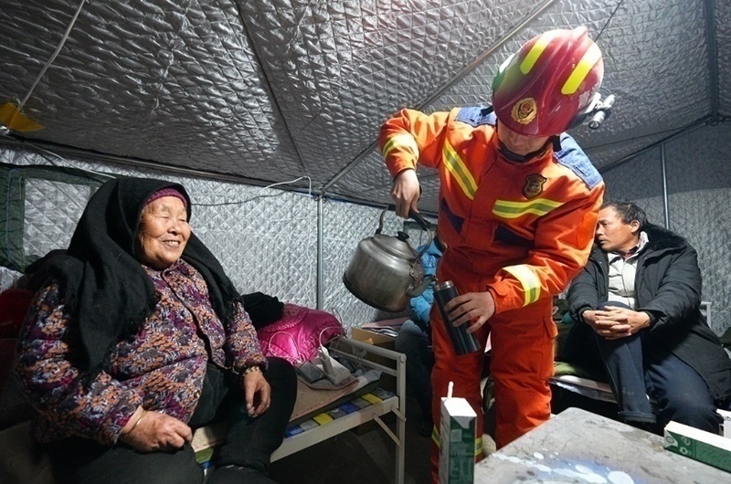 村民龔尕芳與消防員交流。賀勇攝。