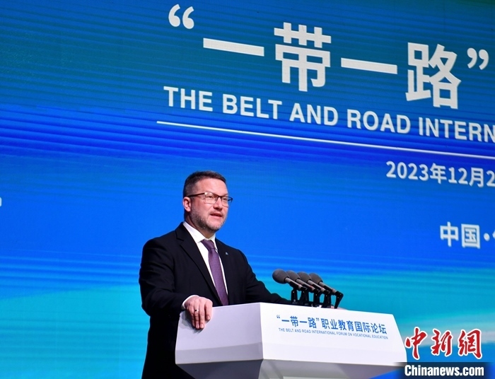 圖為活動(dòng)現(xiàn)場歐洲議會(huì)交通旅游委員會(huì)副主席烏伊海依·伊什特萬致辭。 中新社記者 韓冰 攝