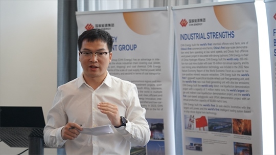 龍?jiān)垂敬戆l(fā)言致辭。 人民網(wǎng) 張茜攝