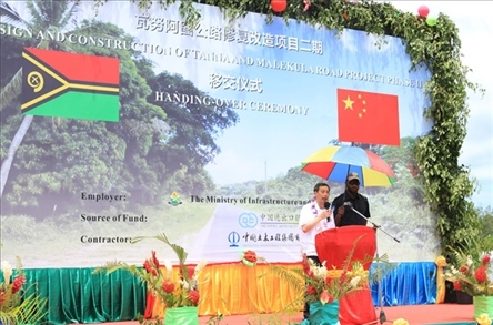 2023年12月18日，中國(guó)駐瓦努阿圖大使李名剛在瓦努阿圖公路項(xiàng)目二期馬勒庫(kù)拉段的移交儀式上發(fā)表致辭。人民網(wǎng) 賀吉攝