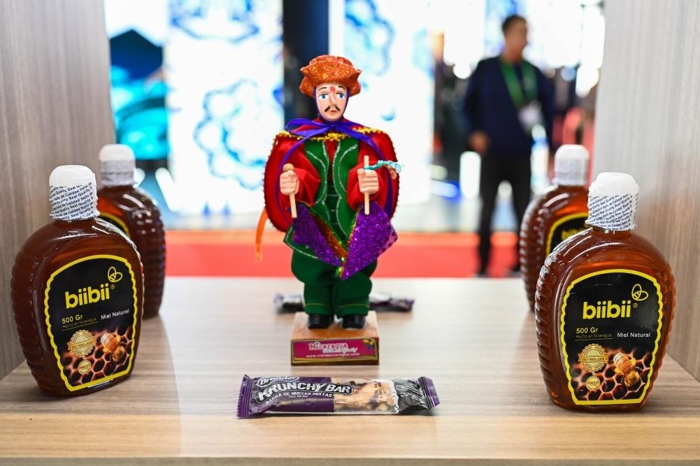 2023年11月8日在第六屆進(jìn)博會(huì)上拍攝的尼加拉瓜蜂蜜產(chǎn)品。