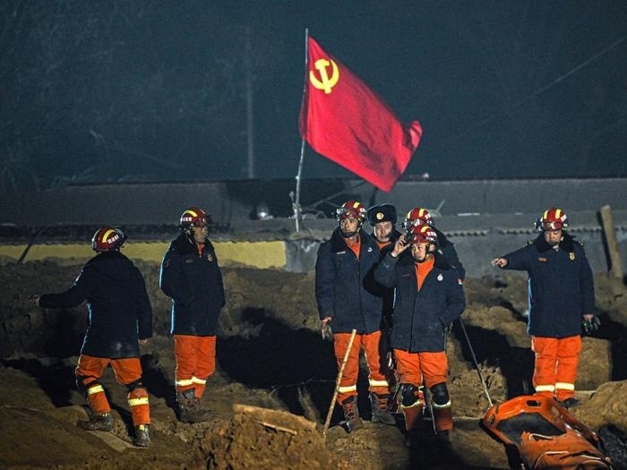 2023年12月21日，救援隊(duì)員在青海省海東市民和回族土族自治縣中川鄉(xiāng)金田村現(xiàn)場(chǎng)救援。新華社記者 張龍 攝