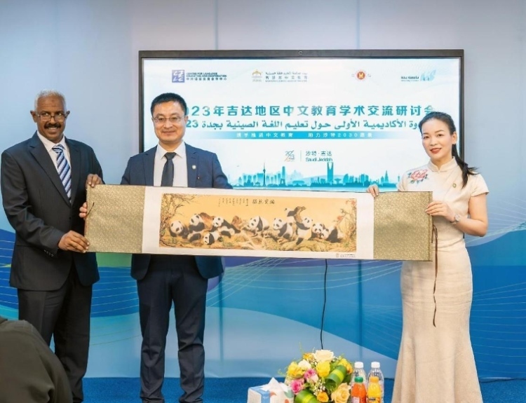 主辦方向與會(huì)代表贈(zèng)送書畫作品。主辦方供圖