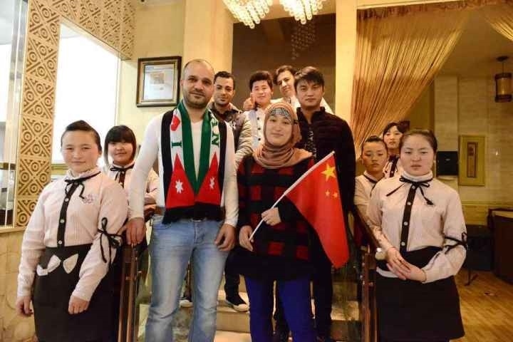 穆罕奈德夫婦與餐廳員工合影。共享聯(lián)盟·義烏 呂斌 攝