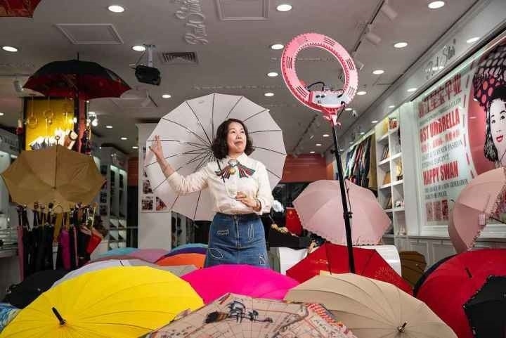 在義烏打拼了27年的商戶(hù)張吉英，正通過(guò)直播銷(xiāo)售雨傘。義烏市委宣傳部供圖