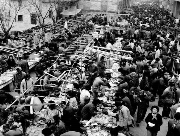 1982年，義烏湖清門(mén)馬路市場(chǎng)場(chǎng)景。拍友 金福根 攝