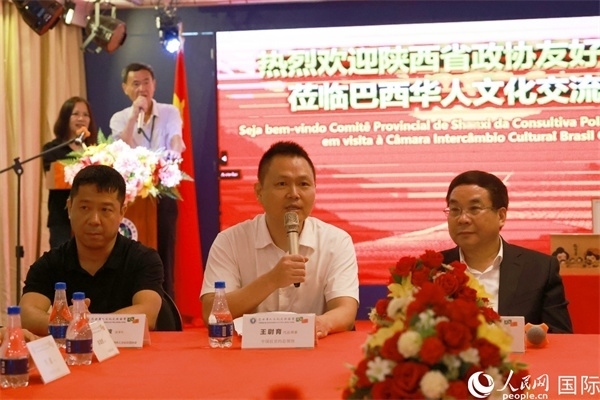 中國駐里約熱內(nèi)盧代總領(lǐng)事王尉育（中）在座談會(huì)中致辭。人民網(wǎng)記者 陳海琪攝