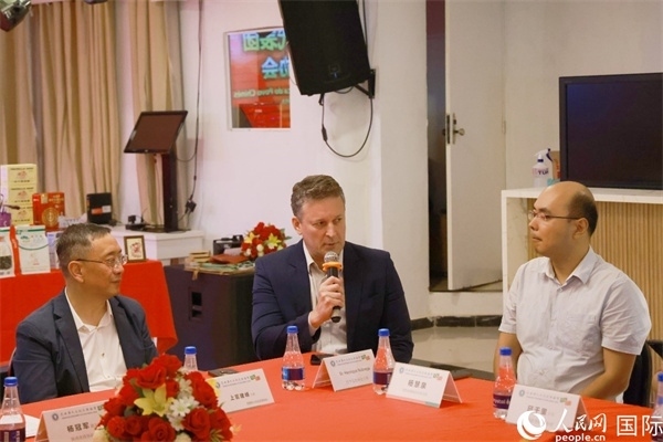 巴西中國友好協(xié)會(huì)主席恩里克·諾布雷加（中）在座談會(huì)中發(fā)言。人民網(wǎng)記者 陳海琪攝