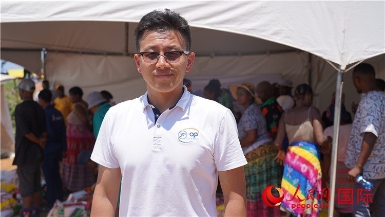 延鋒彼歐南非公司總經(jīng)理張?chǎng)伟l(fā)言致辭。人民網(wǎng) 張茜攝