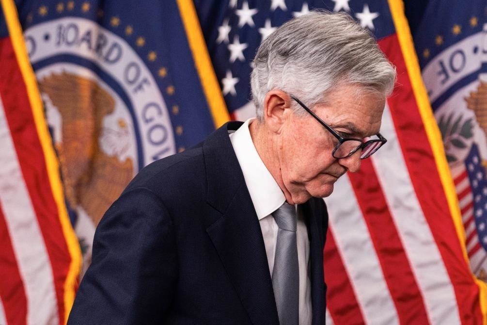 11月1日，美國聯(lián)邦儲備委員會主席鮑威爾在華盛頓出席記者會。新華社發(fā)（亞倫攝）