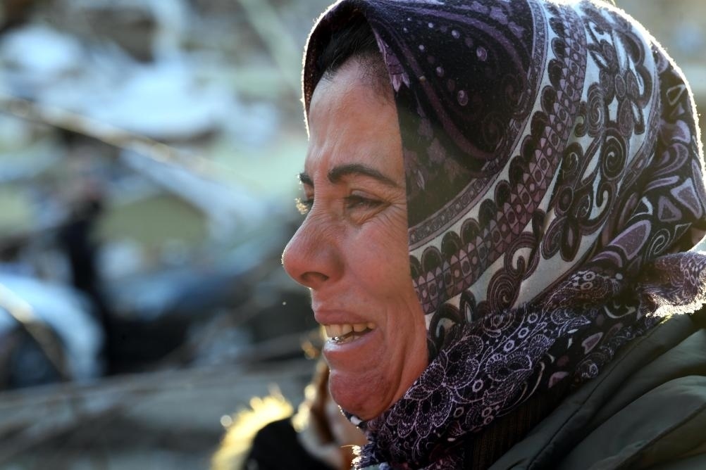 2月8日，在土耳其哈塔伊的一處地震廢墟，當(dāng)?shù)鼐用竦却H人的消息。新華社記者沙達提攝