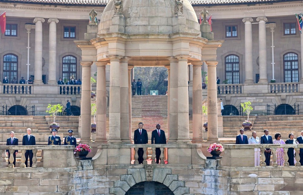 當(dāng)?shù)貢r間8月22日上午，正在南非進行國事訪問的國家主席習(xí)近平在比勒陀利亞總統(tǒng)府同南非總統(tǒng)拉馬福薩會談。會談前，拉馬福薩在總統(tǒng)府廣場為習(xí)近平舉行歡迎儀式。新華社記者 殷博古 攝