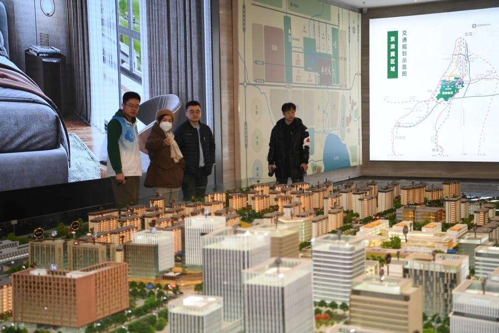 購(gòu)房者在河北雄安新區(qū)某項(xiàng)目售樓部查看沙盤（2月25日攝）。新華社記者 朱旭東 攝