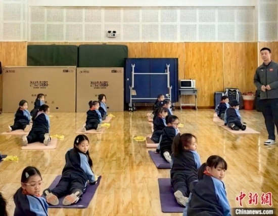 逸陽文思學校學生正在進行運動恢復矯正訓練。<a target='_blank' href='/' ><p align=