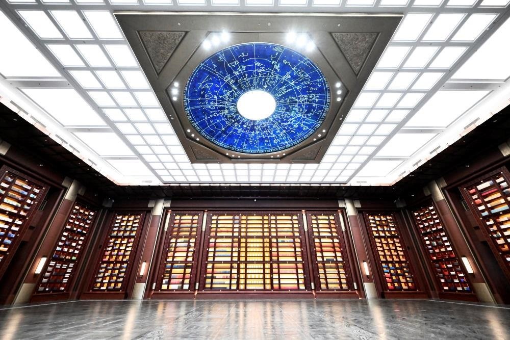 △中國國家版本館中央總館“文瀚閣”內(nèi)景。星空穹頂上是一幅宋代石刻天文圖，傳遞著“文瀚閣”的寓意：中華文明如星空般浩瀚璀璨。