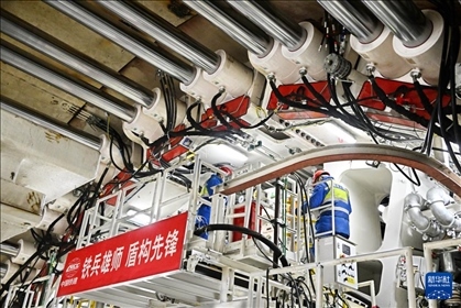 12月30日，中鐵十四局技術(shù)人員在盾構(gòu)掘進(jìn)開始前檢查“海天號(hào)”盾構(gòu)機(jī)。新華社記者 李紫恒 攝