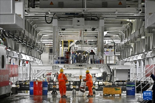 12月30日，建設(shè)者在青島膠州灣第二隧道工程南線主線隧道盾構(gòu)掘進(jìn)現(xiàn)場(chǎng)作業(yè)。新華社記者 李紫恒 攝