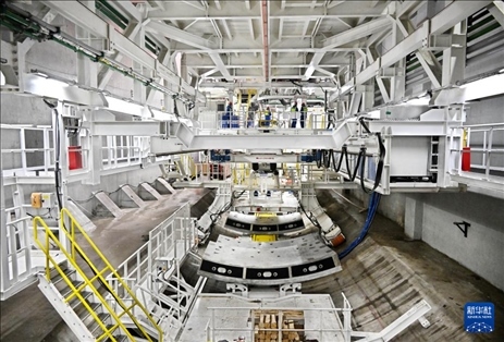 12月30日，建設(shè)者在青島膠州灣第二隧道工程南線主線隧道盾構(gòu)掘進(jìn)現(xiàn)場(chǎng)作業(yè)。新華社記者 李紫恒 攝