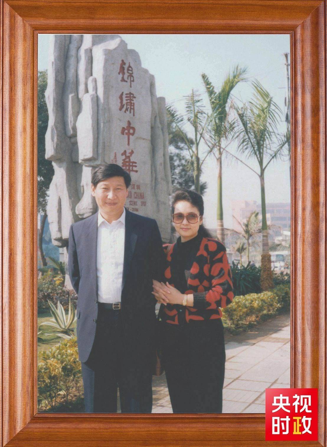 △這是習(xí)近平和夫人彭麗媛的合影。這張照片第一次出現(xiàn)在他的書架上。