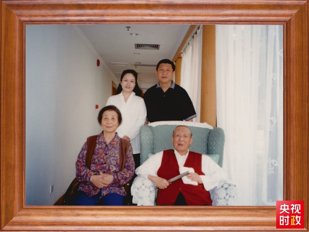 △這是習(xí)近平夫婦同父親習(xí)仲勛、母親齊心的合影。這張照片第一次出現(xiàn)在他的書架上。