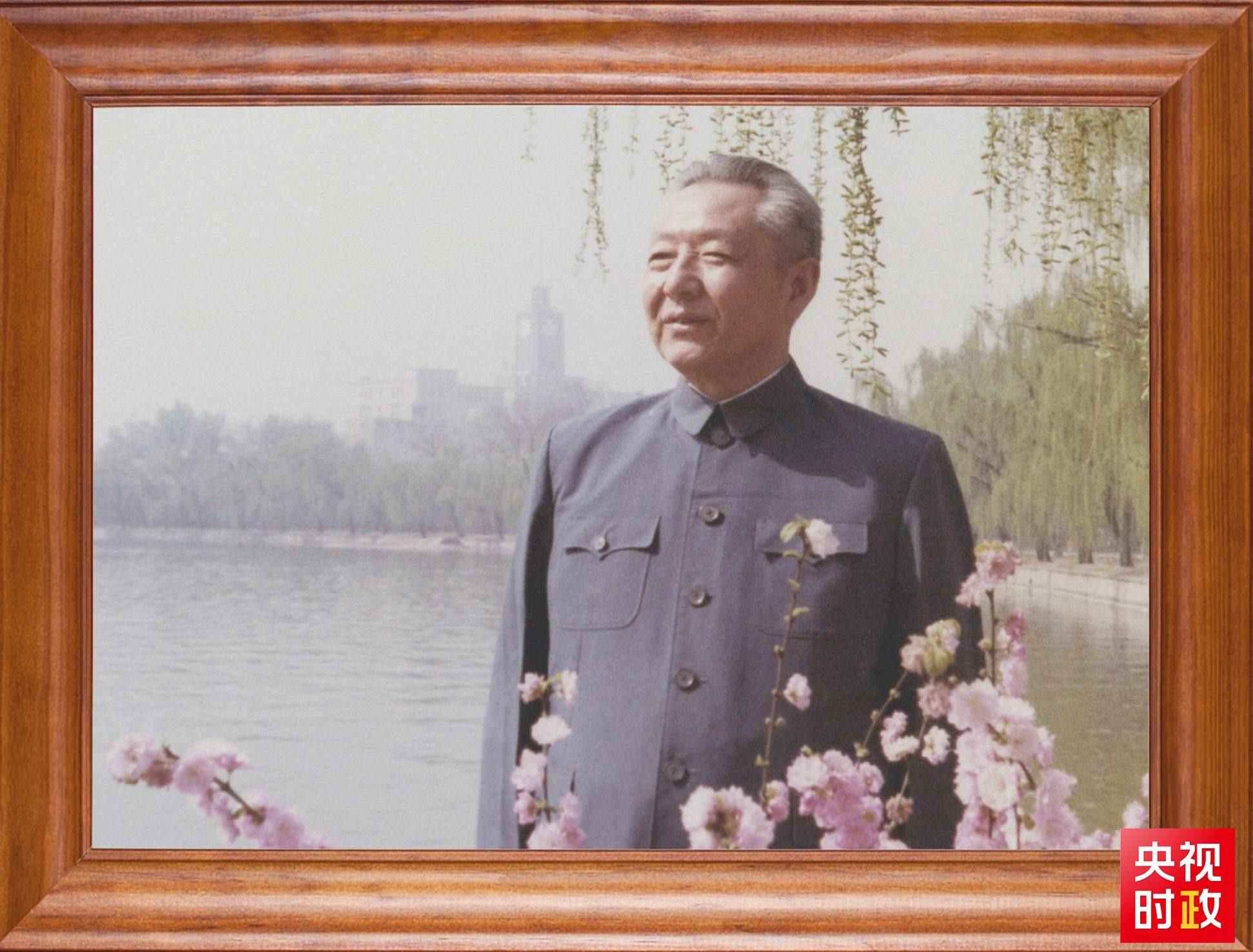 △這是習(xí)近平父親習(xí)仲勛同志的照片。2023年10月15日，是習(xí)仲勛同志誕辰110周年紀(jì)念日。這張照片第一次出現(xiàn)在他的書架上。