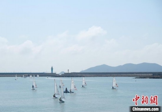 浙江象山，杭州亞運(yùn)會(huì)帆船項(xiàng)目運(yùn)動(dòng)員揚(yáng)帆起航。林波 攝