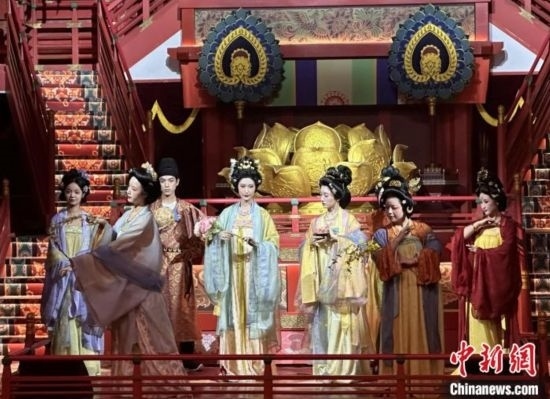 2023年12月31日晚間，在長安十二時辰主題街區(qū)進行的漢服表演。 中新社記者 張一辰 攝