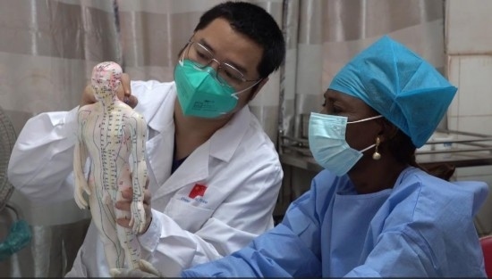 嘉興市中醫(yī)醫(yī)院郝亞波給當(dāng)?shù)刂种v解中醫(yī)經(jīng)絡(luò)。新華社發(fā)