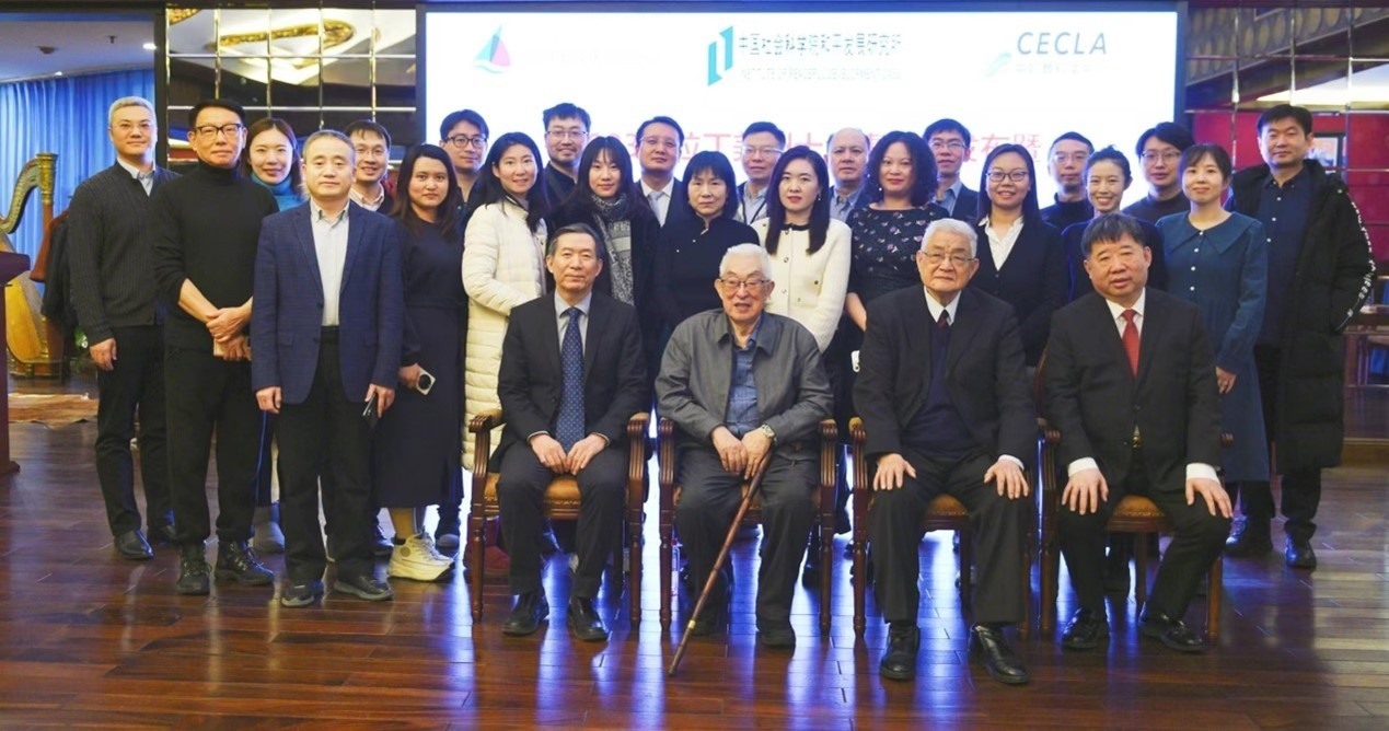 與會專家學者舉行合影。主辦方供圖