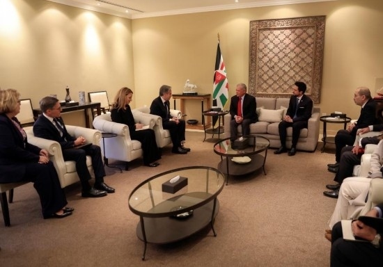 1月7日，約旦國王阿卜杜拉二世（中右）在安曼會見到訪的美國國務(wù)卿布林肯（中左）。新華社發(fā)（約旦王宮供圖）