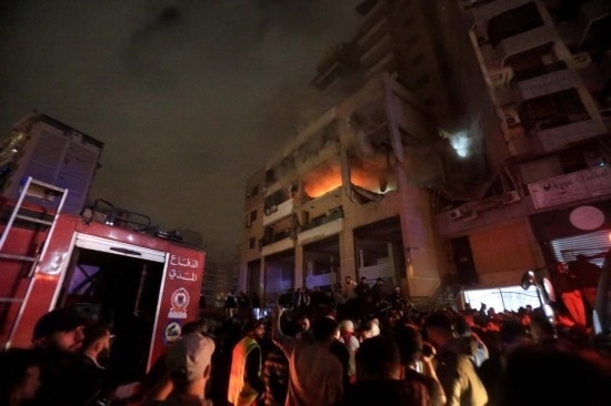 1月2日，人們聚集在黎巴嫩貝魯特南郊的以色列無人機(jī)襲擊現(xiàn)場。新華社發(fā)（比拉爾·賈維希攝）