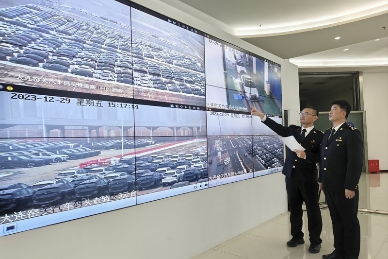 海關(guān)關(guān)員視頻巡查出口汽車場地。李進(jìn)攝
