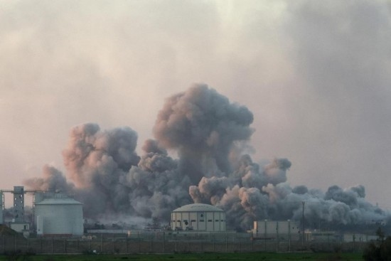  這是1月6日從加沙邊境以色列一側(cè)拍攝的加沙北部遭襲情況。新華社發(fā)（伊蘭·阿薩亞格攝/基尼圖片社）
