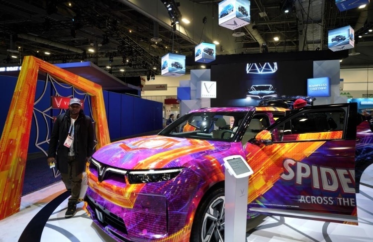 1月11日，人們在美國拉斯維加斯消費電子展越南電動汽車制造商VinFast展臺參觀。新華社記者吳曉凌攝