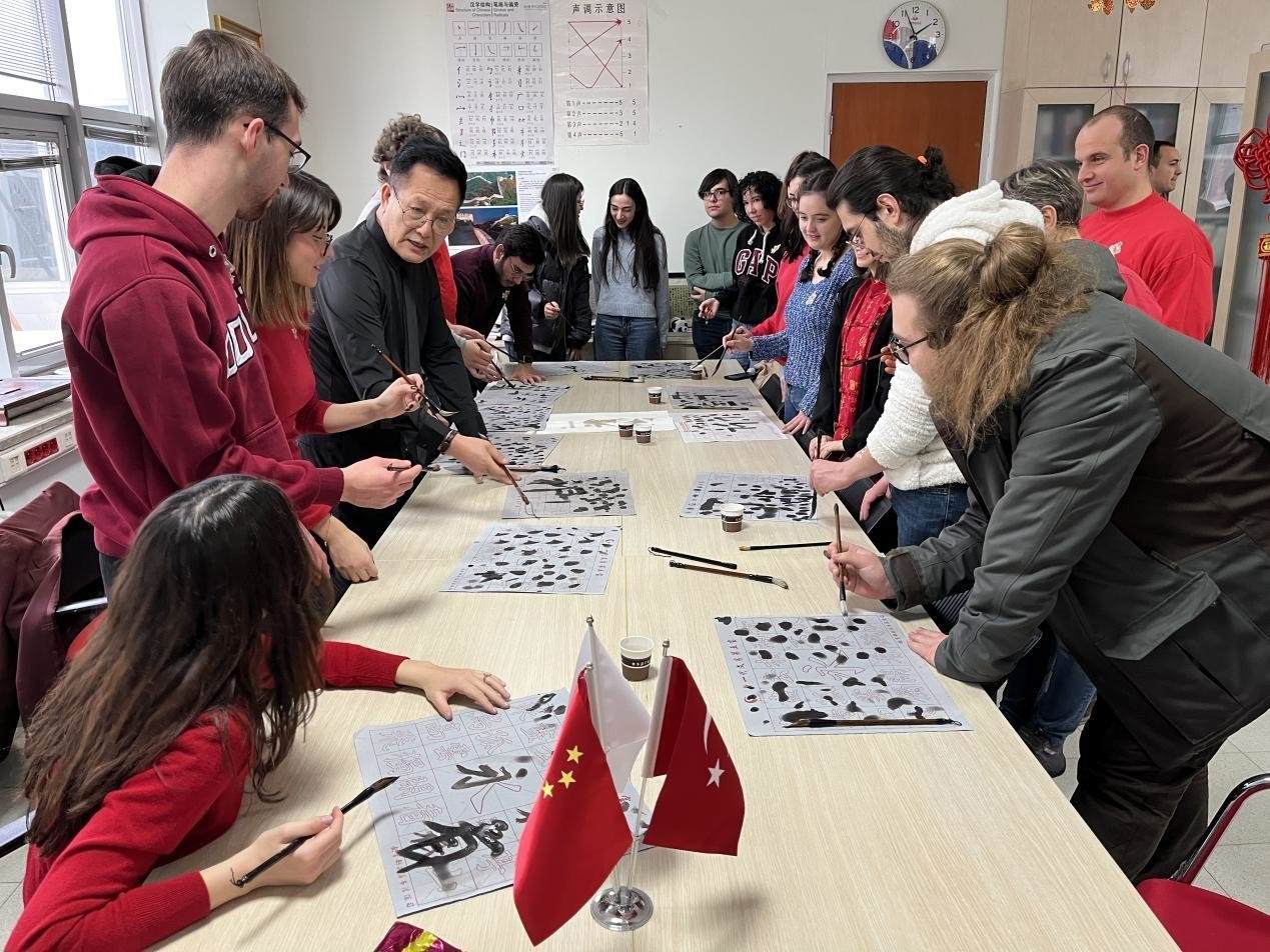 學生體驗書法。中東技術大學孔院供圖