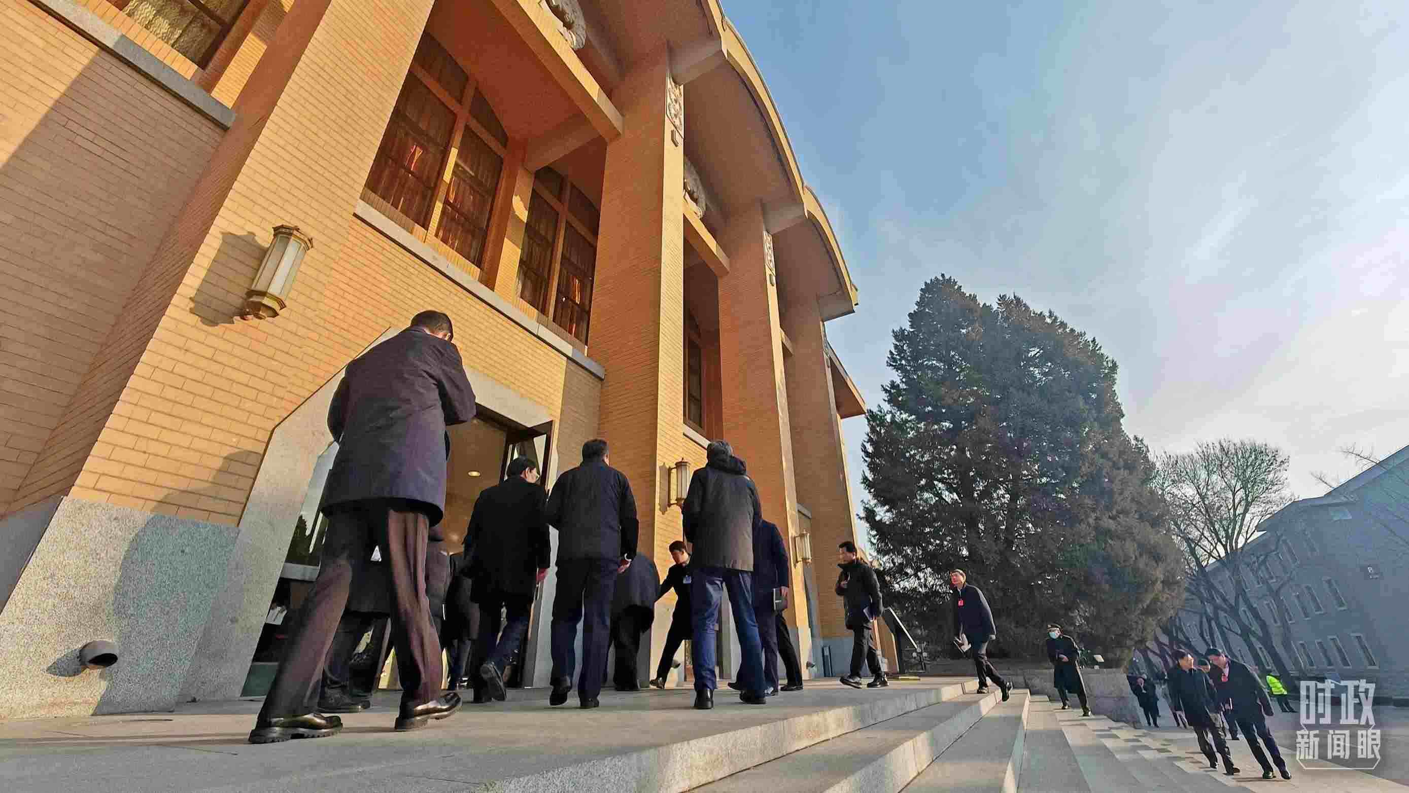 △省部級(jí)主要領(lǐng)導(dǎo)干部推動(dòng)金融高質(zhì)量發(fā)展專題研討班的學(xué)員們正在進(jìn)入會(huì)場(chǎng)。（總臺(tái)央視記者王策拍攝）