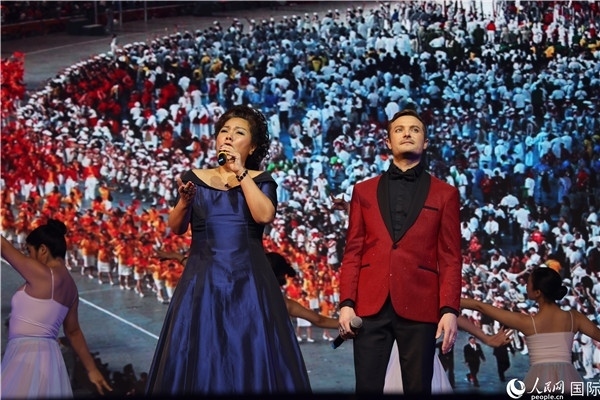 圖為中法藝術(shù)家聯(lián)袂演唱《我和你》。人民網(wǎng)記者 尚凱元攝