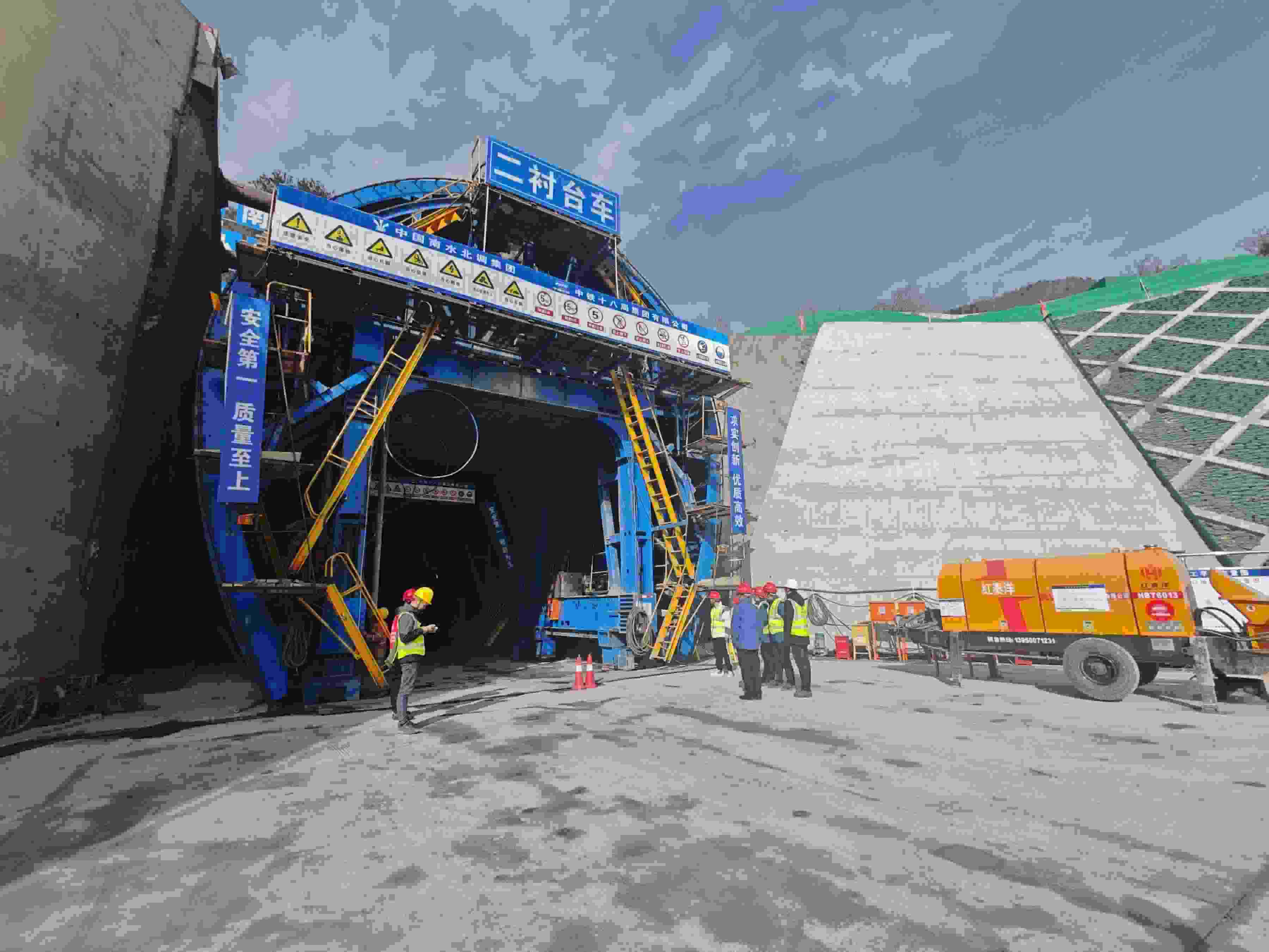 湖北省襄陽市?？悼h馬良鎮(zhèn)的引江補漢工程輸水隧洞8號平洞施工現(xiàn)場。受訪者供圖