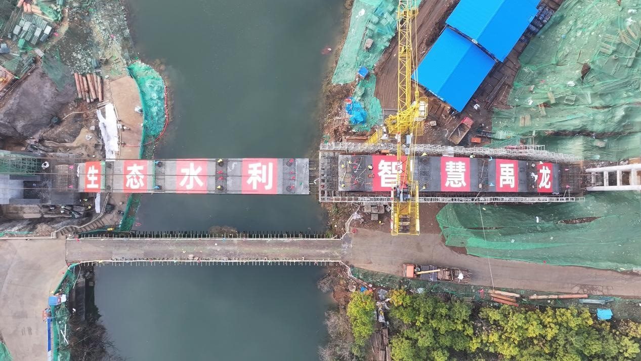 漳河灌區(qū)響水洞渡槽轉(zhuǎn)體合龍。受訪者供圖