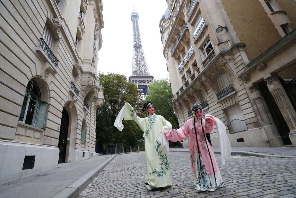 2023年9月13日，江蘇省演藝集團昆劇院院長施夏明（左）和江蘇省演藝集團昆劇院國家一級演員孔愛萍在法國巴黎埃菲爾鐵塔附近參加昆曲快閃。新華社記者 高靜 攝