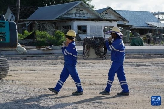 1月18日，工作人員在瑙魯艾沃港碼頭升級改造項目工地工作。新華社記者 王申 攝