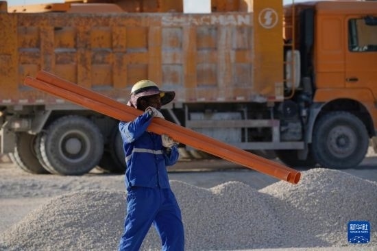 1月18日，工作人員在瑙魯艾沃港碼頭升級改造項目工地工作。新華社記者 王申 攝