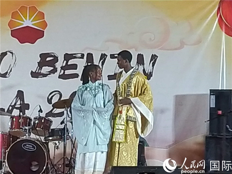 孔子學(xué)院的中國時裝秀表演。人民網(wǎng)記者 黃培昭攝