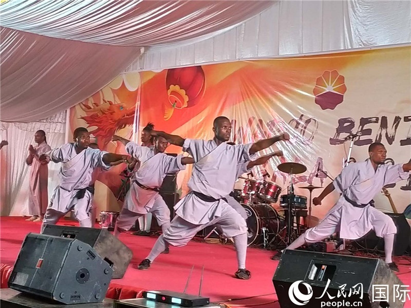 貝寧中國文化中心武術(shù)隊在進(jìn)行表演。人民網(wǎng)記者 黃培昭攝