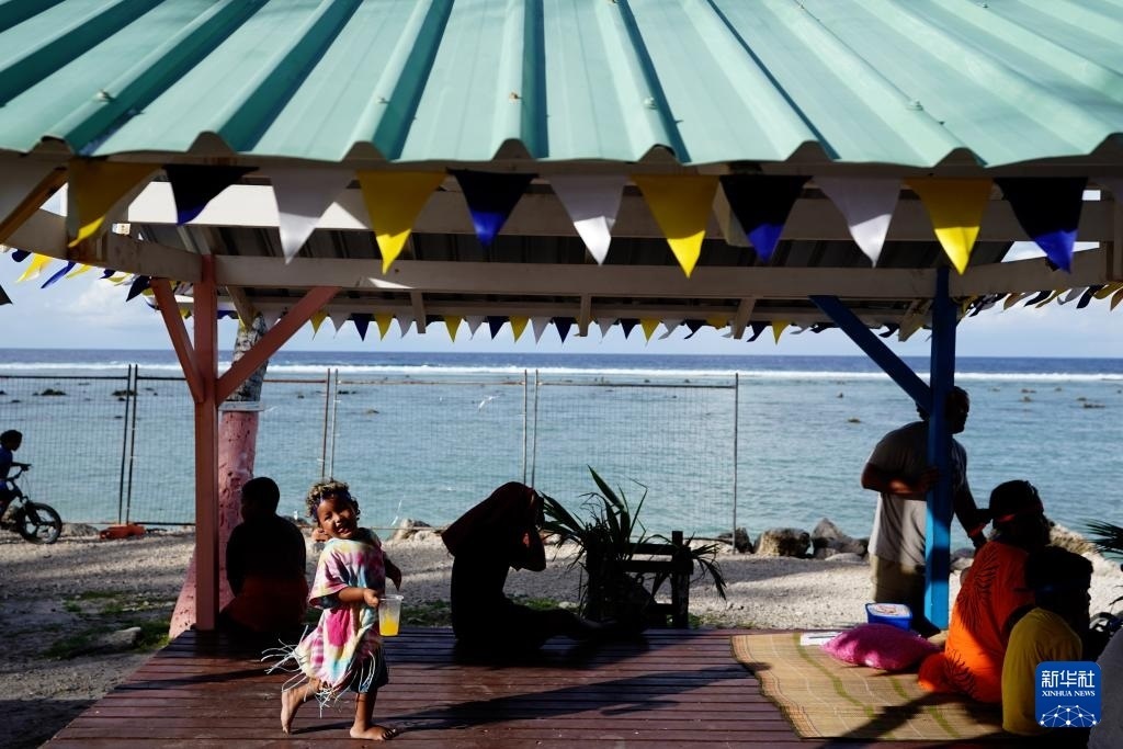 1月20日，當?shù)厝嗽阼斠惶幒┬蓍e娛樂。新華社記者 王申 攝